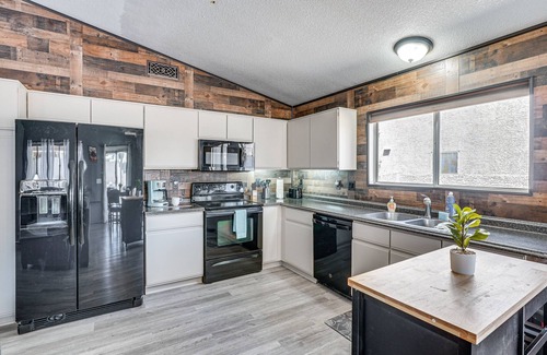 Continental Ranch House | Modern Tucson Getaway w/Private Pool & Fire Pit!