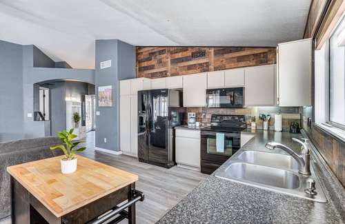 Continental Ranch House | Modern Tucson Getaway w/Private Pool & Fire Pit!