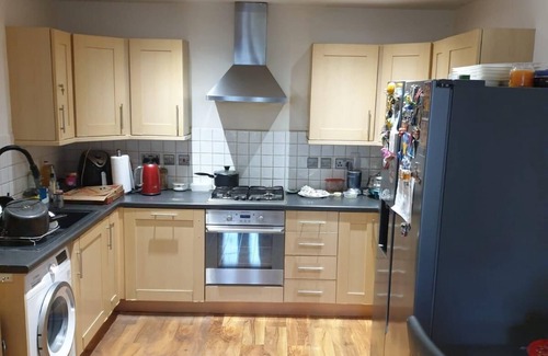 Feltham West Apartment | Modern Two Bed flat near to Heathrow and direct train link to Waterloo Station.