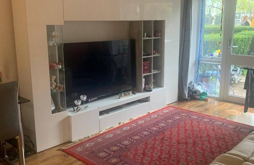 Feltham West Apartment | Modern Two Bed flat near to Heathrow and direct train link to Waterloo Station.