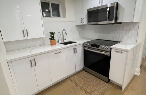 Long Branch House | Modern unit close to GO & lake + hot tub fireplace