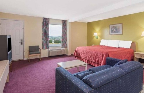 Berea House | Modern Unit in Knights Inn Berea, Breakfast, Parking!