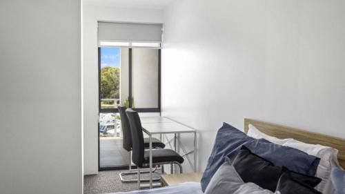 Sandstone Point Apartment | Modern Unit On The Marina