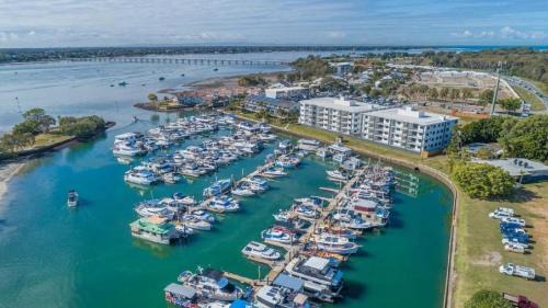 Sandstone Point Apartment | Modern Unit On The Marina
