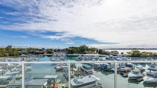 Sandstone Point Apartment | Modern Unit On The Marina