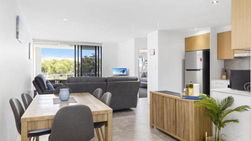 Sandstone Point Apartment | Modern Unit On The Marina