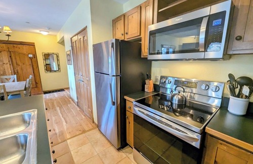 River Run Condo | Modern Unit, Perfect for Couples, Walk to Gondola