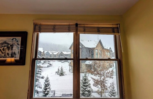 River Run Condo | Modern Unit, Perfect for Couples, Walk to Gondola