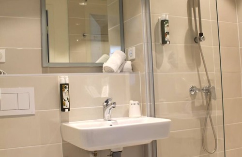 Signes Hotel | Modern Unit w/Pool - Access to Circuit Paul Ricard, Scenic Park & Attractions