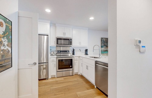 Malakoff House | Modern, updated 2-story townhomes with lake views