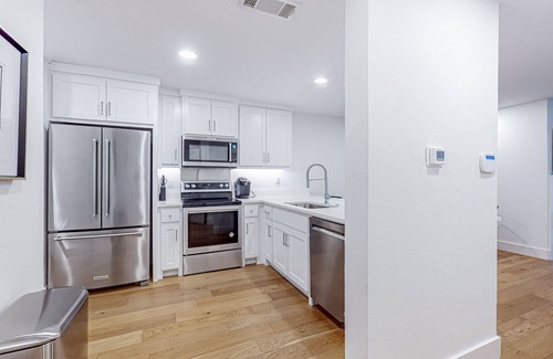 Malakoff House | Modern, updated 2-story townhomes with lake views