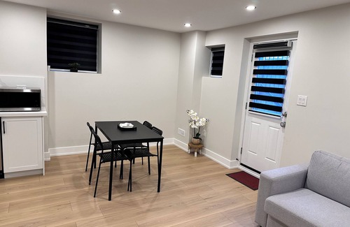 Whitby House | Modern & Updated Basement Unit, private & fully independent, in central Whitby