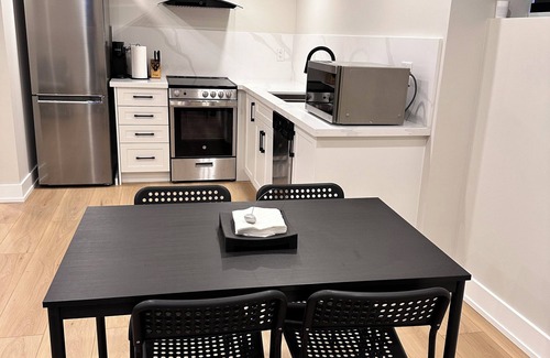 Whitby House | Modern & Updated Basement Unit, private & fully independent, in central Whitby