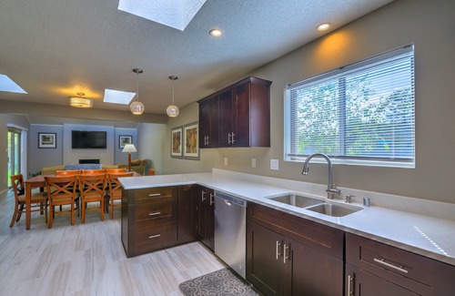 Northeast Heights House | Modern Upscale with Hot Tub