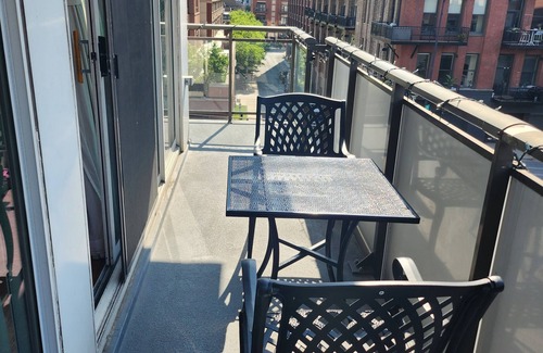 West Loop Condo | Modern Urban 2 bedroom Condo in West Loop