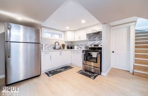 Northeast Edmonton House | Modern Urban Escape - King Bed - Pet Friendly - Clean!