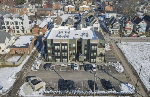 Olde Towne East Apartment | Modern urban oasis/2 bedrooms/free parking/balcony