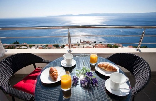 Omis Apartment | Modern vacation apartment with pool and sea view