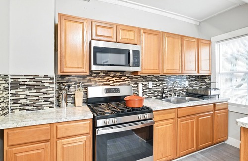 Springfield House | Modern Victorian 3BR 2BA Apt with Parking