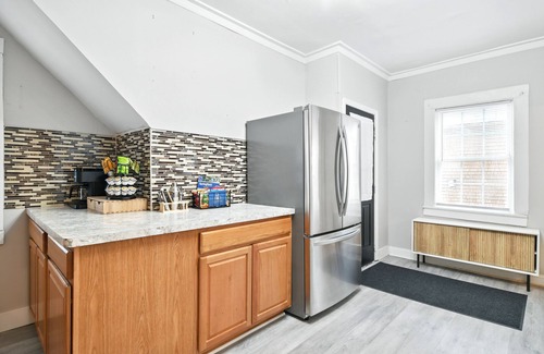 Springfield House | Modern Victorian 3BR 2BA Apt with Parking