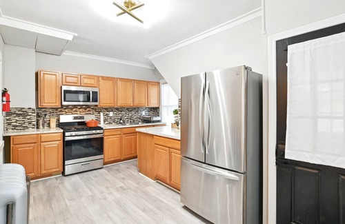 Springfield House | Modern Victorian 3BR 2BA Apt with Parking