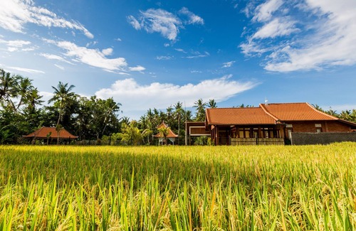 Kemenuh Villa | Modern villa in Bali with private swimming pool and luxury beds