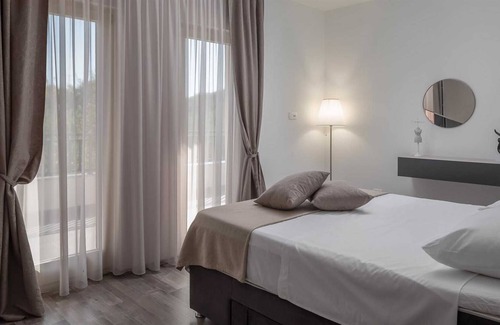 Dicmo Villa | Modern villa with beautiful garden and swimming pool in Sičani
