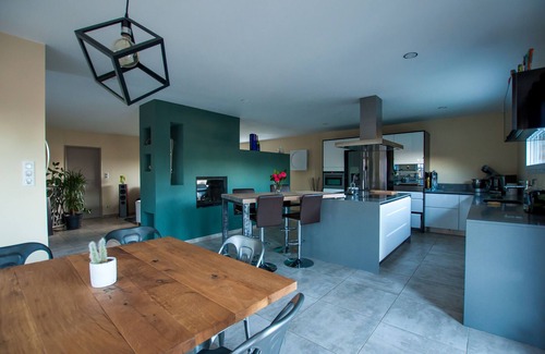 Mercuer House | modern villa with heated pool and jaccuzzi for 6 people, classified 4 *
