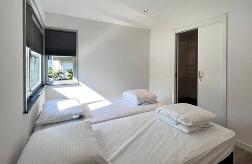 Dirkshorn House | Modern villa with terrace and garden in Dirkshorn