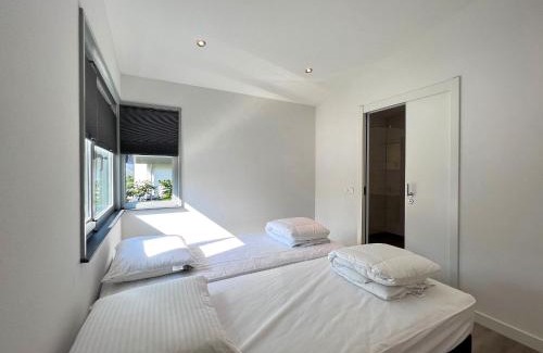 Dirkshorn House | Modern villa with terrace and garden in Dirkshorn