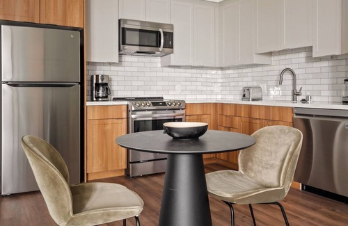Walnut Creek Apartment | Modern Walnut Creek 1BR w/A/C & W/D, near BART, by Blueground