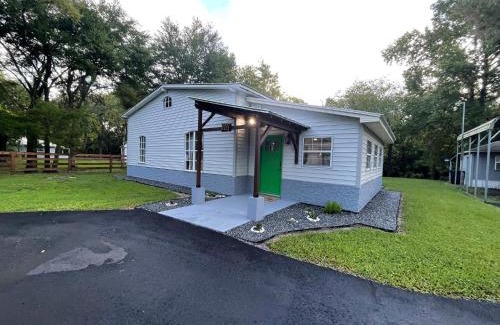 Crystal River House | Modern waterfront Manatee Getaway