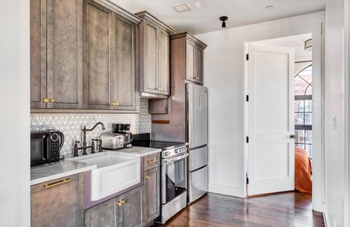 Williamsburg Apartment | Modern Williamsburg 1BR w/W/D & Gym, nr Domino Park, by Blueground