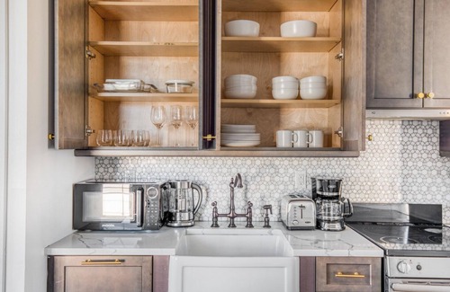 Williamsburg Apartment | Modern Williamsburg 1BR w/W/D & Gym, nr Domino Park, by Blueground