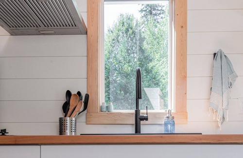 Duncan House | Modern & woodsy tiny home with outdoor tub!