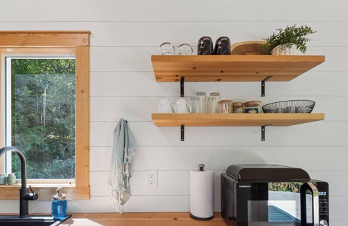 Duncan House | Modern & woodsy tiny home with outdoor tub!