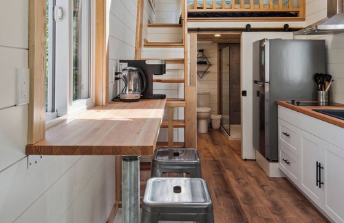 Duncan House | Modern & woodsy tiny home with outdoor tub!