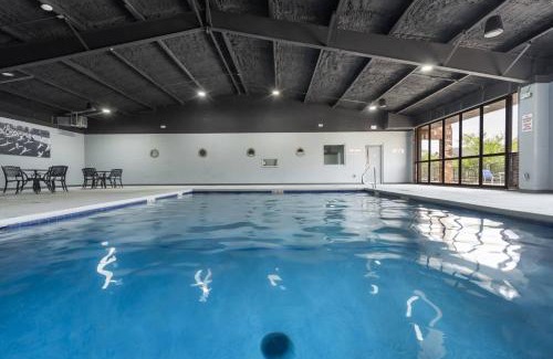 Downtown Branson House | Modern Yote Condo at Roark Creek