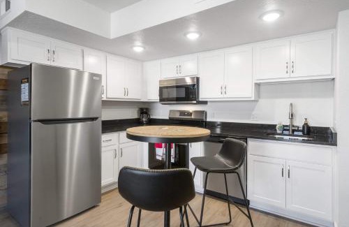Downtown Branson House | Modern Yote Condo at Roark Creek