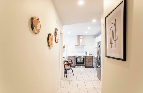 Cote-Des-Neiges—Notre-Dame-De-Grace Apartment | Modern Zen 2BR w/Gym, Free Parking, DT & Airport