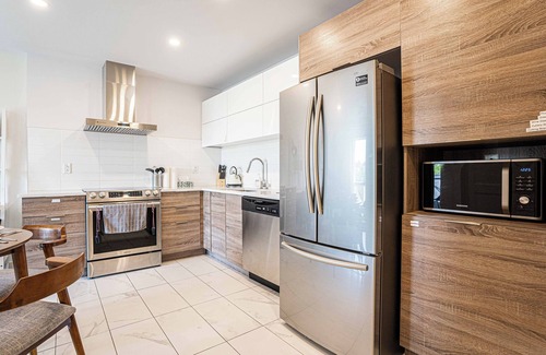 Cote-Des-Neiges—Notre-Dame-De-Grace Apartment | Modern Zen 2BR w/Gym, Free Parking, DT & Airport