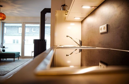 Langewiese Apartment | Moderne Ferienwohnung im Stadtzentrum: 3 Zimmer, Südbalkon und Infrarotkabine fü