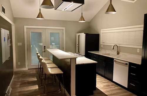 Iowa City House | Moderne Home - Memorable, Modern, A Must Book - 4 Bedroom Close to Kinnick
