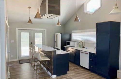 Iowa City House | Moderne Home - Memorable, Modern, A Must Book - 4 Bedroom Close to Kinnick