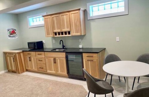 Iowa City House | Moderne Home - Memorable, Modern, A Must Book - 4 Bedroom Close to Kinnick
