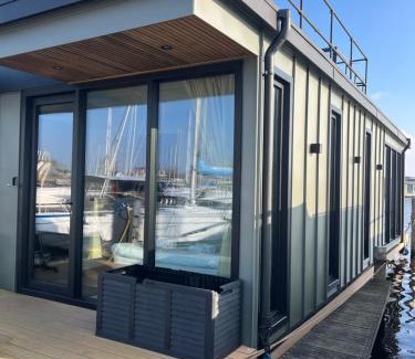 Municipality of Zaanstad Boat Rental | Moderne houseboat op het water!