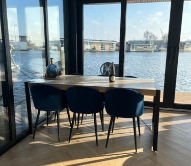 Municipality of Zaanstad Boat Rental | Moderne houseboat op het water!