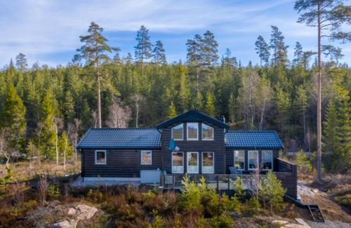 Romskog House | Moderne hytte ved sjøen med badstue