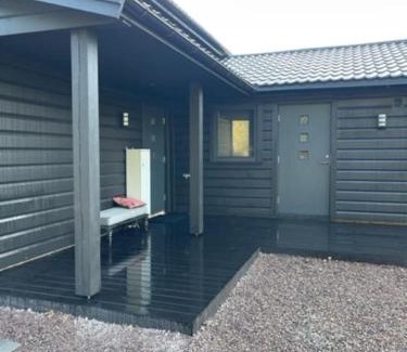 Romskog House | Moderne hytte ved sjøen med badstue
