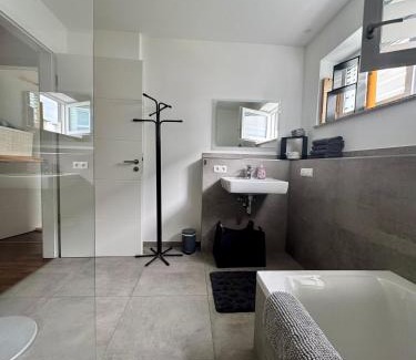 Muehldorf am Inn Apartment | Moderne Wohnung 100 m2 mit Büro und Terrasse